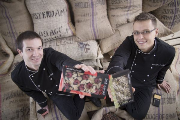 Na zdj. od lewej: Tomasz Sienkiewicz, Krzysztof Stypułkowski, współwłaściciele firmy Manufaktura Czekolady Chocolate Story fot. materiały prasowe Manufaktura Czekolady Chocolate Story: Wykorzystujemy druk 3D