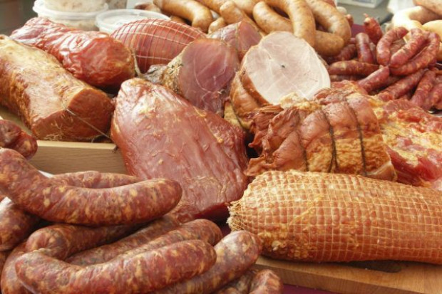Producenci wędlin wpisanych na listę wyrobów tradycyjnych, którzy sprzedają swoje produkty w kraju, nie będą musieli po 1 września dostosowywać się do nowych unijnych przepisów dot. wędzenia Wędliny tradycyjne będą mogły być wędzone tak, jak dotychczas