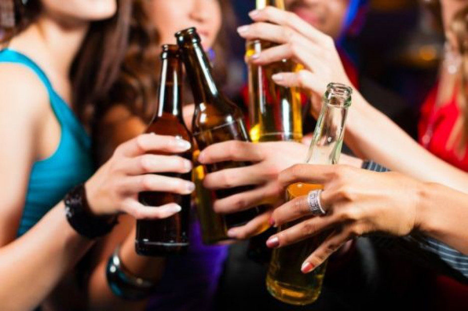 Kobiety piją prawie tyle samo alkoholu, co mężczyźni