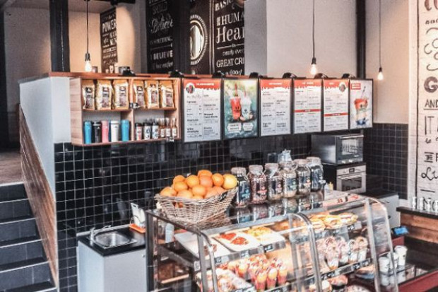 Wnętrze kawiarni Columbus Cafe w Słupsku; fot. za columbuscoffee.pl Columbus Cafe otworzy trzy nowe kawiarnie