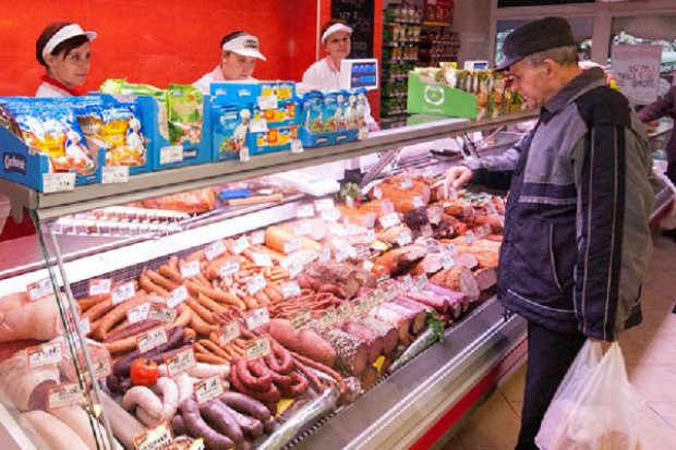 (fot. wierzejki.pl) Wojna płci przy ladzie z wędlinami