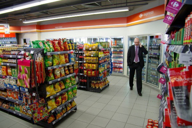 Sklep Carrefour na stacji benzynowej Łukoil Sprzedaż Lukoila może pokrzyżować plany sieci Carrefour w Polsce