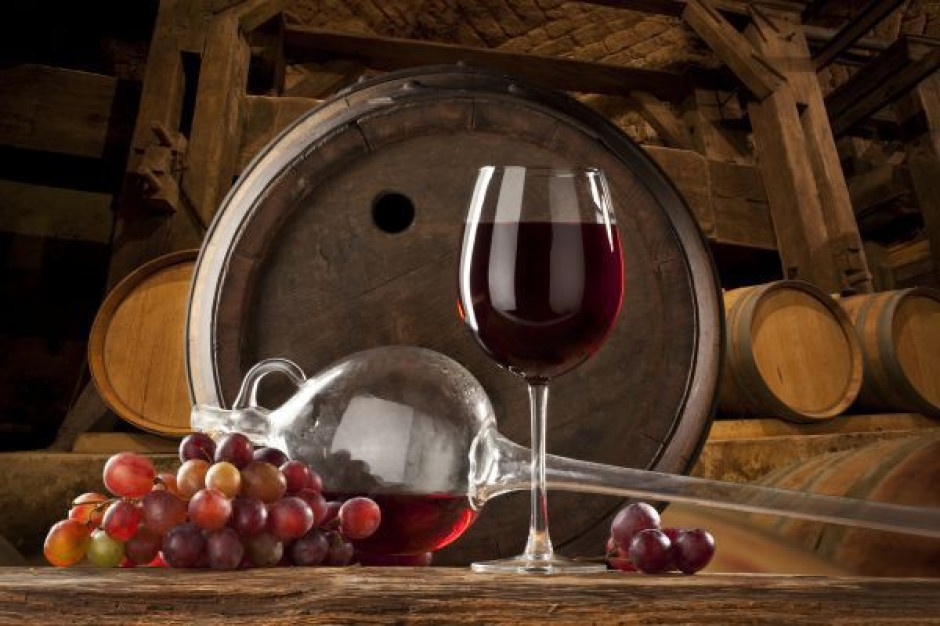 Polacy coraz chętniej siągają po wino Coraz chętniej siągamy po wino