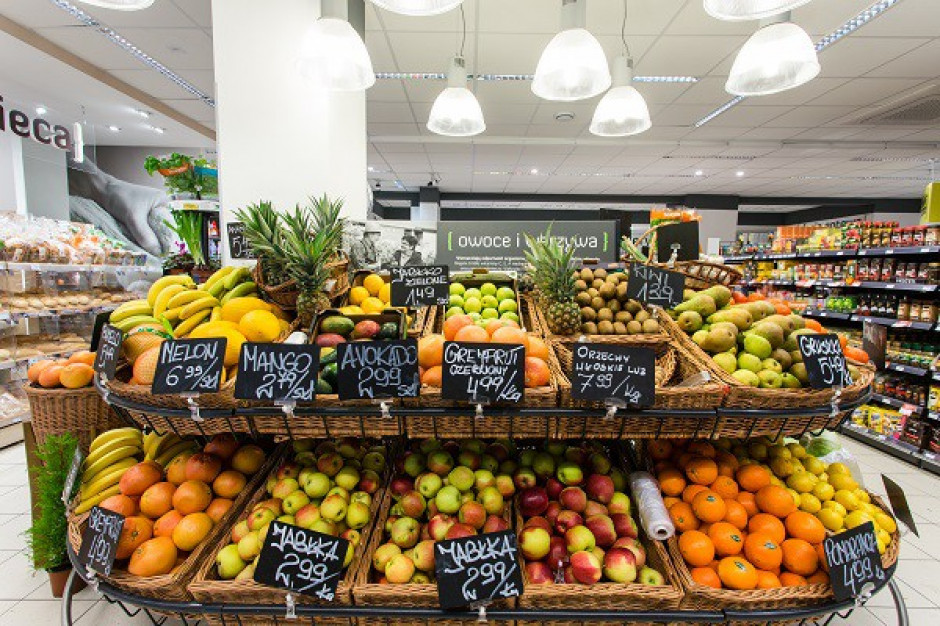 Stoisko z owocami w supermarkecie Freshmarket Polacy częściej kierują się świeżością kupowanych produktów, niż ich ceną