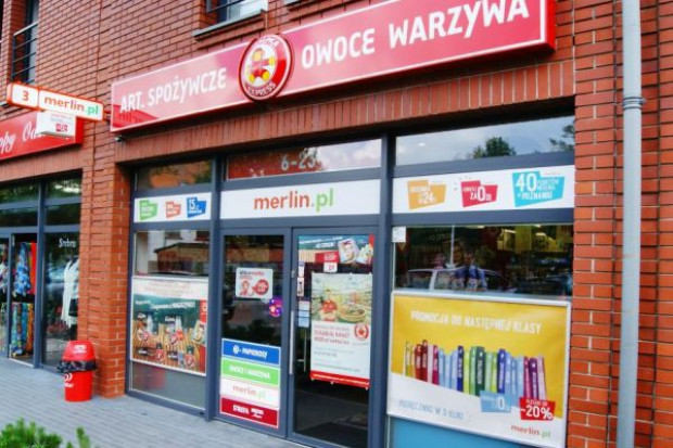 Sklep Małpka Express z punktem odbioru merlin.pl, fot. merlin Merlin.pl rozwija współpracę z Kolporterem i testuje usługę kurierską