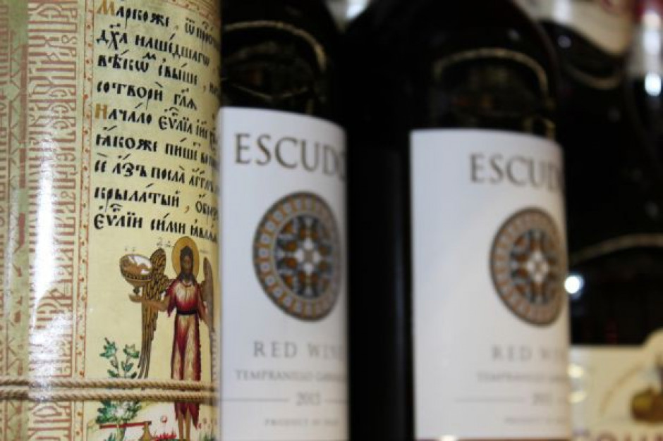 Przeciętny dorosły Polak w 2013 roku kupił 5,5 litrów win gronowych, wzmacnianych i wermutów, wydając na nie równowartość 27 euro (fot. Łukasz Rawa) Rosnąca sprzedaż wina nie jest zagrożona