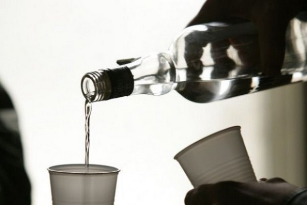 Decyzja o wprowadzeniu minimalnej ceny alkoholu podejmie parlament PARPA: Cena za standardową porcję 10 g czystego alkoholu powinna wynosić 2 zł