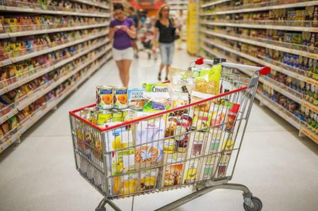 Przed majówką w hipermarketach mniej promocji niż przed Wielkanocą