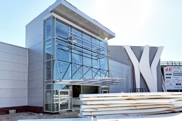 W nowej części Galerii Pomorskiej trwają intensywne prace wykończeniowe obejmujące już także zewnętrzną fasadę obiektu (fot. mat.pras.) Carrefour modernizuje hipermarket w Bydgoszczy