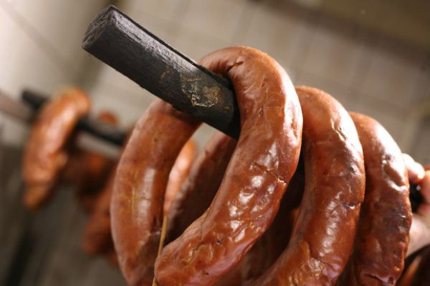 Jednym z wyznaczników premium w segmencie kiełbas jest mięsność (fot. zelaznastudio.pl) Wiceprezes Madej Wróbel: Kreujemy trendy na rynku kiełbas