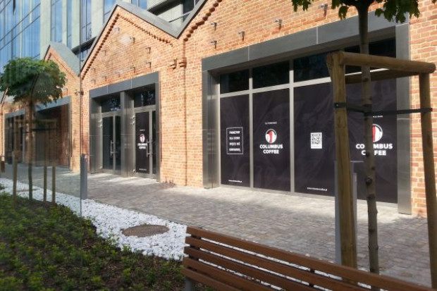 Columbus Coffee w KBP jako jedna z nielicznych sieci kawiarni na polskim rynku oferuje alternatywne metody parzenia kawy (fot. mat.pras.) Columbus Coffee otwiera nową lokalizację