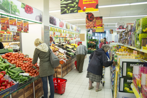 Biedronka podkreśla świeżość owoców, warzyw i mięsa, Lidl - pieczywa; fot. P.Waniorek / ŻelaznaStudio Raport: Biedronka i Lidl mają podobną lokalizację produktów świeżych w sklepie