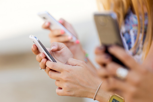 Zrozumienie zachowań Polaków związanych z ich urządzeniami mobilnymi może pomóc w biznesie (fot. Shutterstock) Polacy i urządzenia mobilne. Jak dostosować się do oczekiwań klientów?