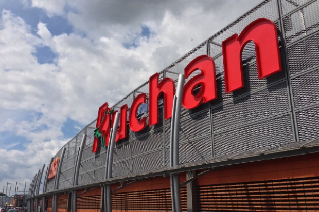 Valad podpisał siedem umów najmu z Auchan oraz jedną umowę ze spółką Schiever Polska. (na zdj. szyld Auchan na CH Karolinka, fot. Grzegorz Giereszczak / zelaznastudio.pl) Auchan i Schiever wynajmują powierzchnię w ośmiu centrach handlowych
