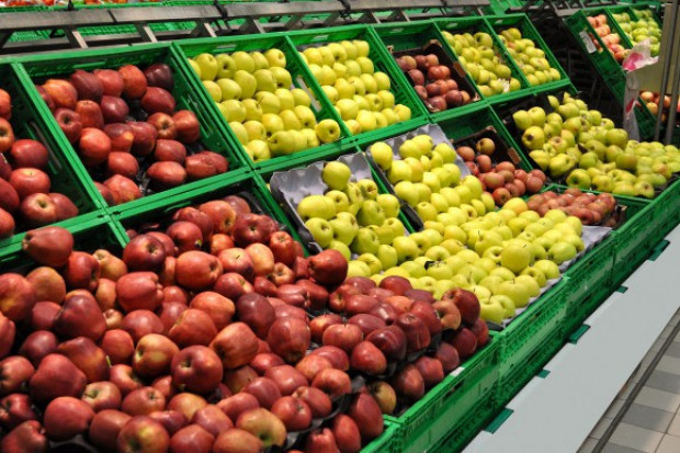 Ceny pierwszych jabłek na rynkach hurtowych spadają. Oscylują między 1,2-2,33 zł/kg/ fot. shutterstock Spadają ceny pierwszych jabłek na rynkach hurtowych