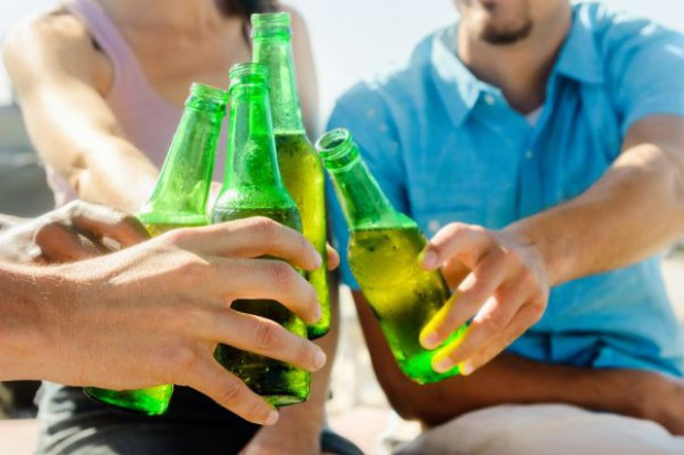 fot. Shutterstock Jak, kiedy i gdzie Polacy piją piwo - raport