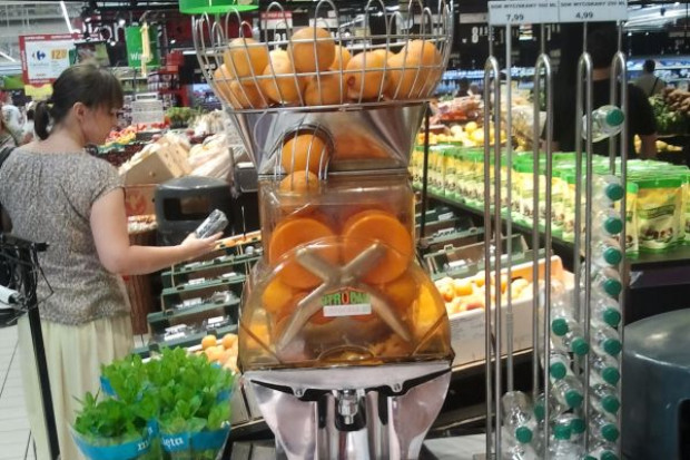 Samoobsługowy automat do wyciskania soku z pomarańczy w hipermarkecie Carrefour, fot. PTWP Biedronka i Carrefour wyciskają w sklepach świeże soki