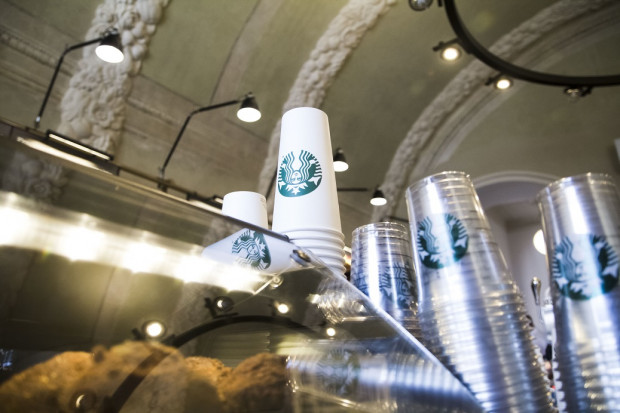 Kawiarnia Starbucks na krakowskim rynku (fot. Starbucks) Starbucks otworzył 40. kawiarnię w Polsce - fotogaleria