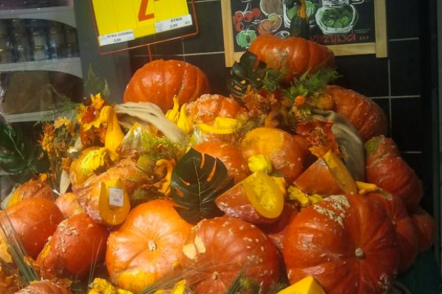 Ekspozycja sezonowych warzyw i owoców w Carrefourze. Warzywa sezonowe w sklepie Carrefour - sztuka ekspozycji