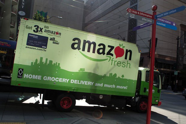 Samochód dostawczy AmazonFresh (fot. Wikimedia Commons, na licencji CC BY-SA 3.0) AmazonFresh wkroczył do Europy. Usługa podbije nasz kontynent?