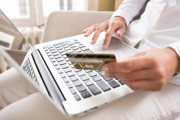 Prawa kupujących w e-sklepach są coraz lepiej zabezpieczone, a to przekłada się na wzrost obrotów (fot. Shutterstock) Polacy więcej kupują przez internet, bo czują się bezpieczniej