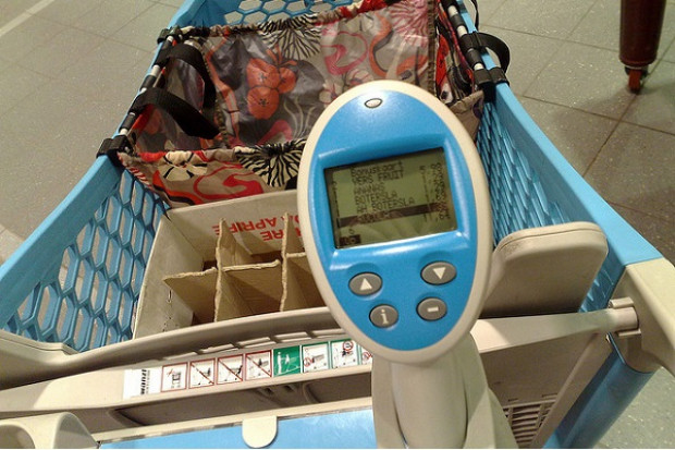 Urządzenie do skanowania zakupów w sklepie Albert Heijn (fot. Flickr/Kars AlfrInk, na lic. CC BY 2.0) Duża sieć handlowa uruchamia sklep bez kasjerów