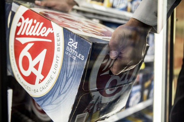Piwo Miller 64. Fot. SABMiller Kulczyk nie sprzeda akcji SABMillera, choć mógłby zarobić 11,5 mld zł