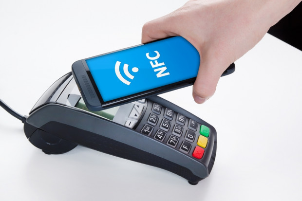 Czy w polskich Kauflandach już wkrótce będzie można płacić za zakupy przy pomocy smartfona? (fot. Shutterstock) Kaufland testuje płatności zbliżeniowe NFC