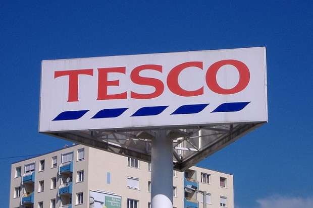 Szyld Tesco w pobliżu hipermarketu w węgierskim Szeged (fot. Wikimedia Commons/Burrows, na lic. CC BY 3.0) Tesco wybrało platformę Mercareon