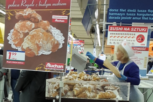 Stoisko z rogalami "świętomarcińskimi" w Auchan (fot. portalspozywczy.pl) Auchan na specjalnym stoisku sprzedaje rogale a'la świętomarcińskie