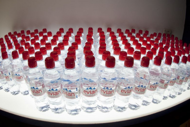Evian, Volvic, Vittel, Gerolsteiner i St.Pellegrino - wiodące globalne marki w segmencie wód butelkowanych premium; fot. shutterstock.com Rośnie światowa sprzedaż wód butelkowanych marek premium