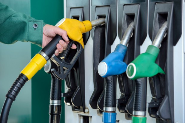 Niskie ceny paliw jak prezent na święta dla kierowców; fot. shutterstock.com Ceny paliw coraz niższe