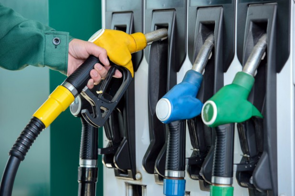 Niskie ceny paliw jak prezent na święta dla kierowców; fot. shutterstock.com Ceny paliw coraz niższe