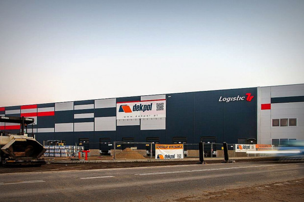 Dekpol wybudował dla 7R Logistic centrum logistyczne fot. Dekpol Dekpol wybudował w Kokotowie centrum logistyczne