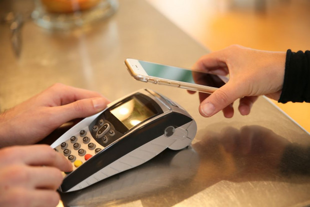 Coraz chętniej płacimy za pomocą telefonu. Fot. shutterstock Zbliżeniowe płatności telefonem będą hitem 2016 roku