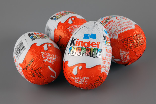 3,5-letnia dziewczynka udławiła się zabawką z Kinder Niespodzianki. fot. shutterstock Kinder niespodzianka przyczyną śmierci dziecka we Francji?