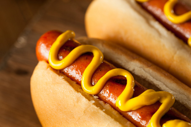Bar w Paprotni serwuje m.in. hot-dogi przez...dziurę w siatce. fot. shutterstock Bar przy drodze S8 serwuje jedzenie przez dziurę w siatce
