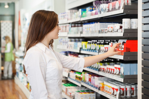 Sprzedawcy leków także zapłacą nowy podatek od handlu; fot. shutterstock.com Coraz szersza liczba placówek objętych podatkiem od handlu