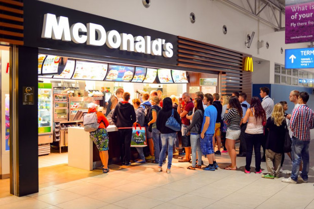 Do zestawów Happy Meal zamiast zabawek trafią książki. Fot. shutterstock McDonald's: Do zestawów Happy Meal zamiast zabawek trafią książki