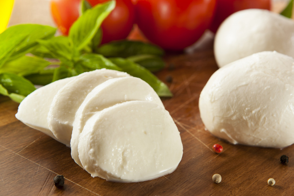Grupa przestępcza zajmowała się m.in. produkcją mozzarelli. fot. shutterstock Włochy: Rozbito powiązany z kamorrą gang producentów żywności