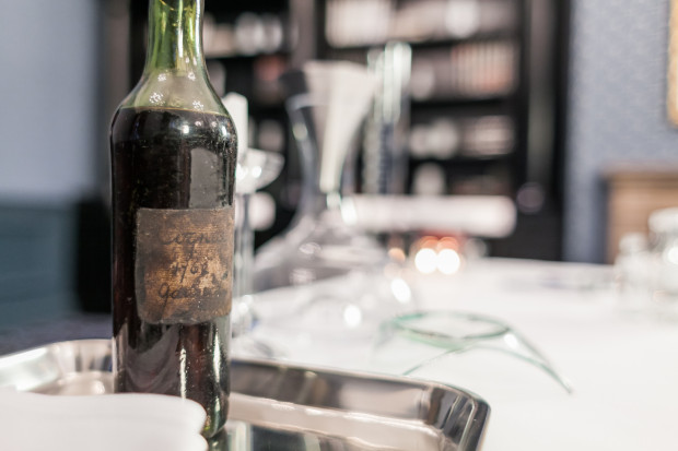 Cognac Gautier z 1762 r. pochodzi z kolekcji firmy Wealth Solutions i został przez nią zakupiony w 2014. Jest najstarszym koniakiem sprzedanym na aukcji publicznej. fot. Wealth Solutions Najstarszy koniak na świecie wykorzystany przy produkcji zegarków