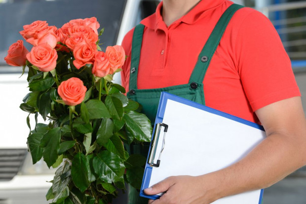 Kurier kwiatowy może zarobić nawet 42 zł za godzinę; fot. shutterstock.com Przed walentynkami wzrasta zatrudnienie pracowników tymczasowych