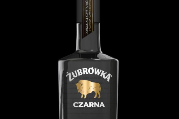 Żubrówka Czarna będzie dostępna w sprzedaży od połowy marca fot. CEDC CEDC chce zrewolucjonizować segment wódek super premium