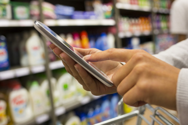Showrooming wymusza na handlu detalicznym spójność i integrację działań. Fot. shutterstock Jak handel detaliczny może wykorzystać zjawisko showroomingu?