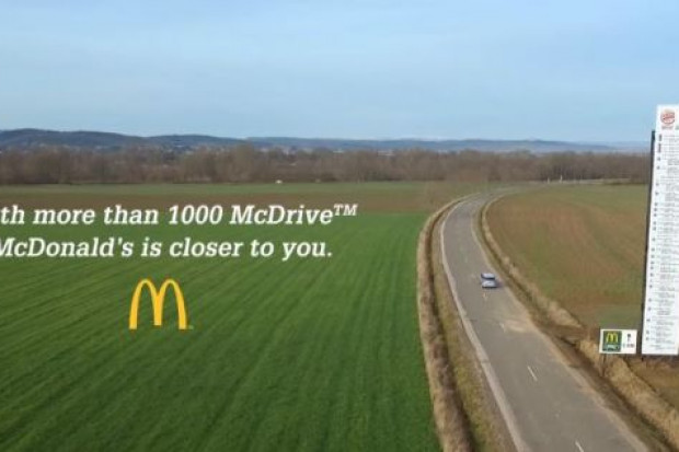 Kilkunastometrowy billboard stanął w okolicach miejscowości Brioude. Ogromny billboard McDonald's kpi z Burger Kinga