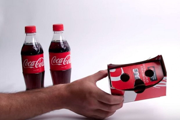 Nowy pomysł Coca-Coli; fot. youtube.com Coca-Cola zaprojektowała opakowania, które można zmienić w innowacyjne gogle