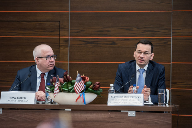Od lewej - Tony Housh, prezes Amerykańskiej Izby Handlowej, minister Mateusz Morawiecki. Fot. materiały prasowe Wicepremier Morawiecki rozmawiał o współpracy z amerykańskimi firmami