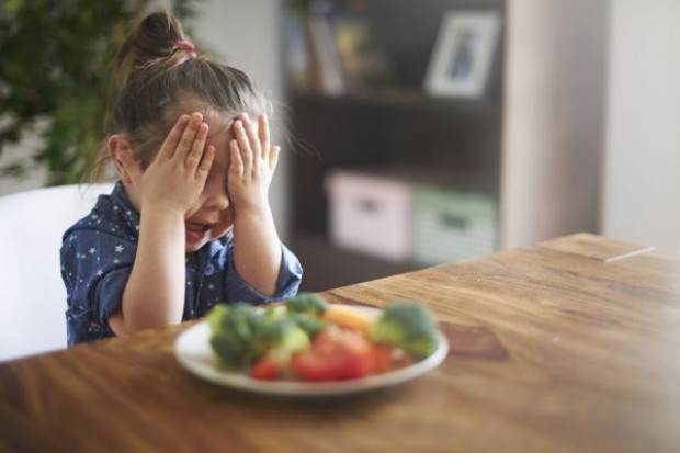 Producenci do dawna prześcigają się z pomysłami na przekonanie dzieci do oferowanych produktów żywnościowych fot. Shutterstock Smak, opakowanie i kształt produktów przyciągną małego konsumenta