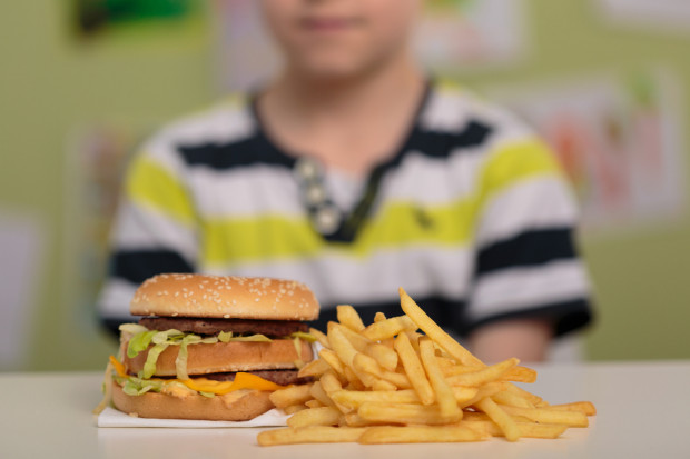 W ocenie IŻŻ tzw. rozporządzenie sklepikowe to krok w dobrą stronę. fot. shutterstock Nauczyciele, którzy przychodzą do szkoły z solniczkami to poważny problem