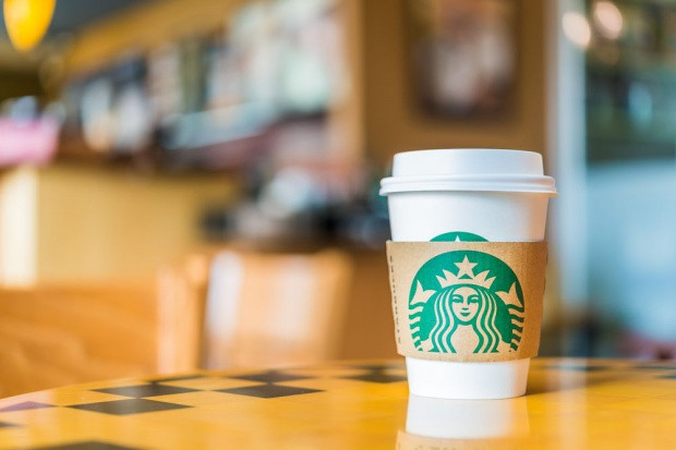 Sąd rozstrzygnie czy w Starbucks'ie nalewają za mało kawy; fot. shutterstock.com Starbucks pozywany za małą ilość kawy w kubku